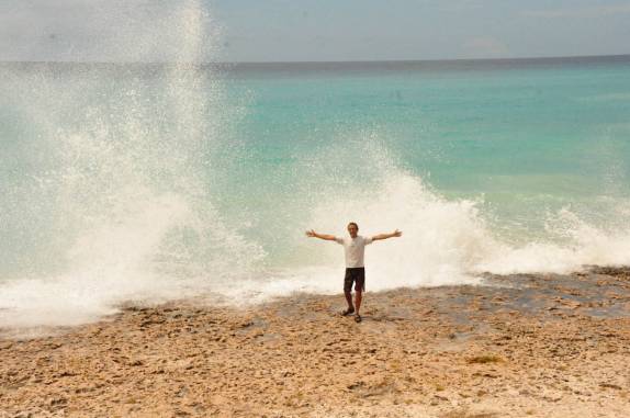 Praia no norte de Aruba, cor típica do Caribe